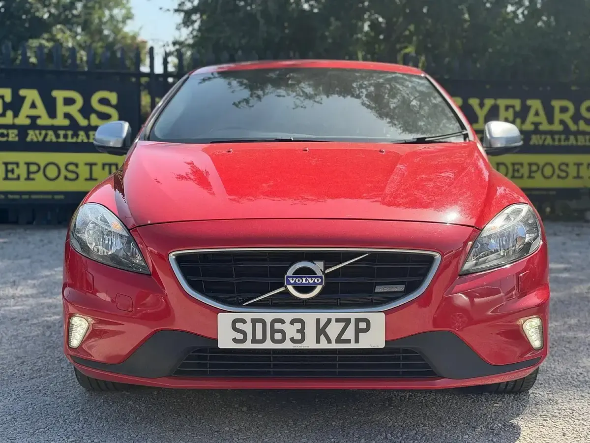 Used Volvo V40 R-Design 115 HP (84 kW) 2013 Red Hatchback
