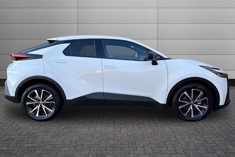 Used Toyota C-HR Design 140 HP (102 kW) 2024 White SUV