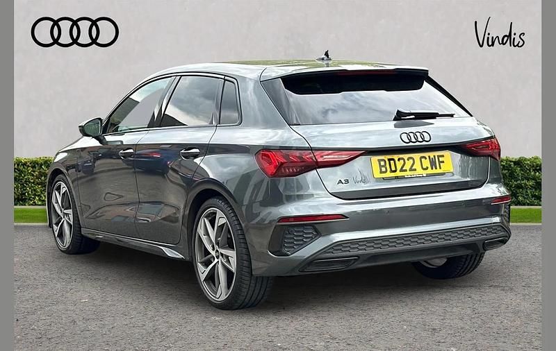 Usado Audi A3 Comfort 147 HP (108 kW) 2022 Cinzento Sedan