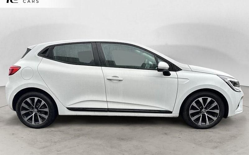 Used Renault Clio V Iconic 90 HP (66 kW) 2022 White Hatchback