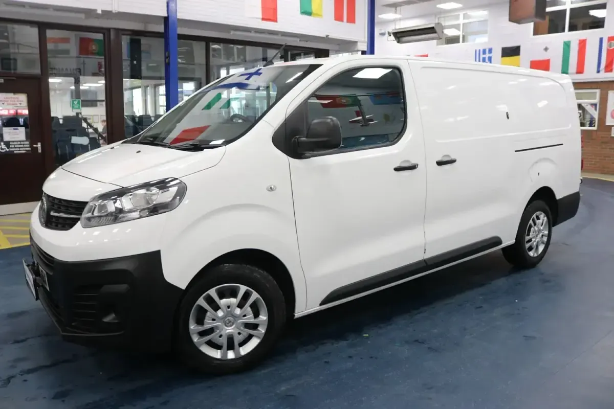 Używany Vauxhall Vivaro S 100 KM (73 kW) 2020 Biały Minivan