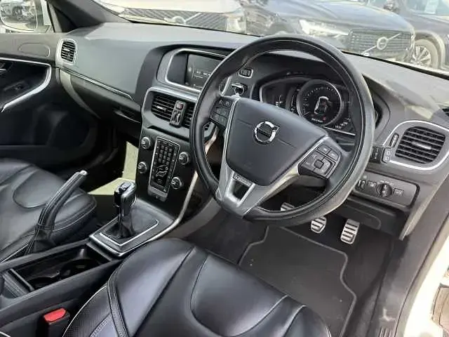 Used Volvo V40 R-Design 121 HP (88 kW) 2019 Hatchback