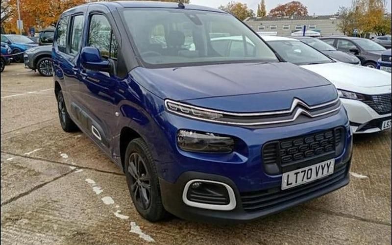 Used 2024 VW Touran Family MPV | £20,699 (Good price) - Image 1/1