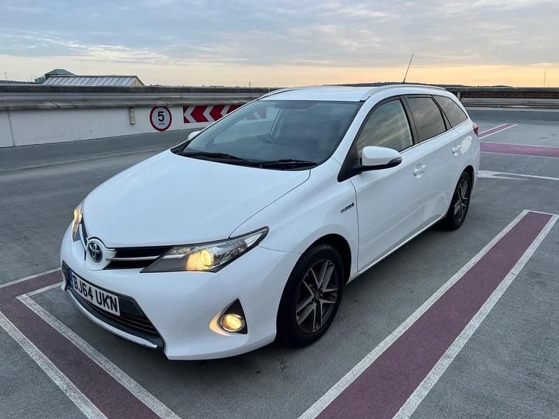 Used Toyota Auris Hybrid 2014 White Estate