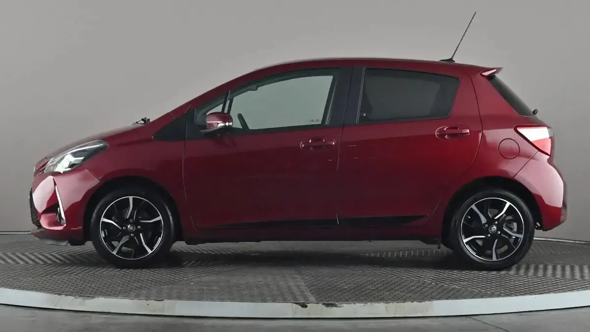 Używany Toyota Yaris Design 111 KM (81 kW) 2017 Czerwony Hatchback