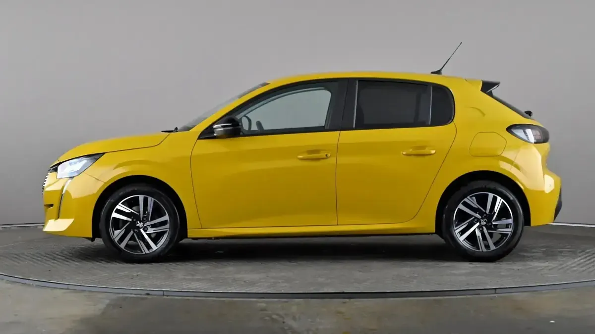 Used Peugeot 208 Active+ 100 HP (73 kW) 2023 Yellow Hatchback