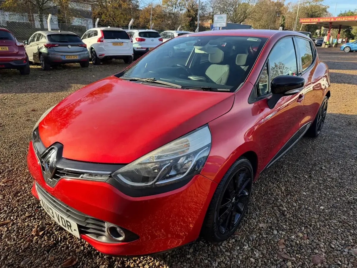Used Renault Clio Dynamique 90 HP (66 kW) 2013 Red Hatchback