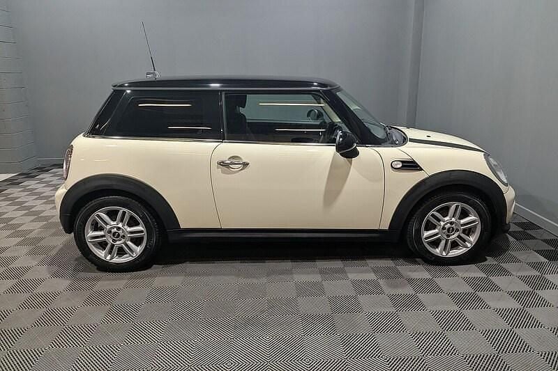 Used Mini Cooper Hatch 122 HP (89 kW) 2013 White Hatchback