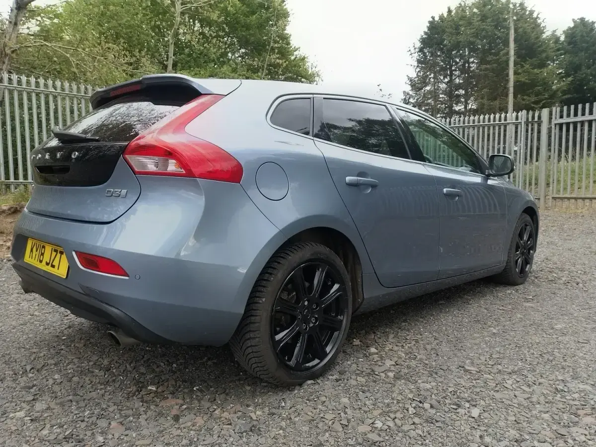 Begagnad Volvo V40 Inscription 150 HK (110 kW) 2018 Blå Halvkombi