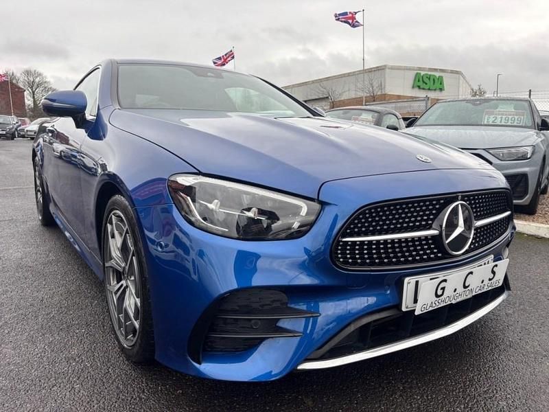 Begagnad Mercedes E220 AMG Line Premium 2022 Blå Sportkupé
