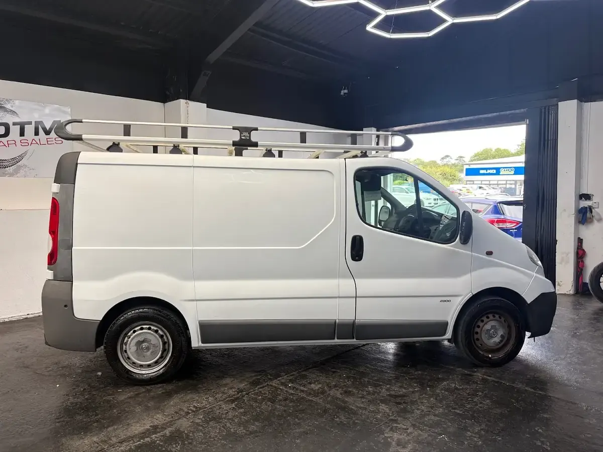 Used Vauxhall Vivaro 115 HP (84 kW) 2014 White MPV