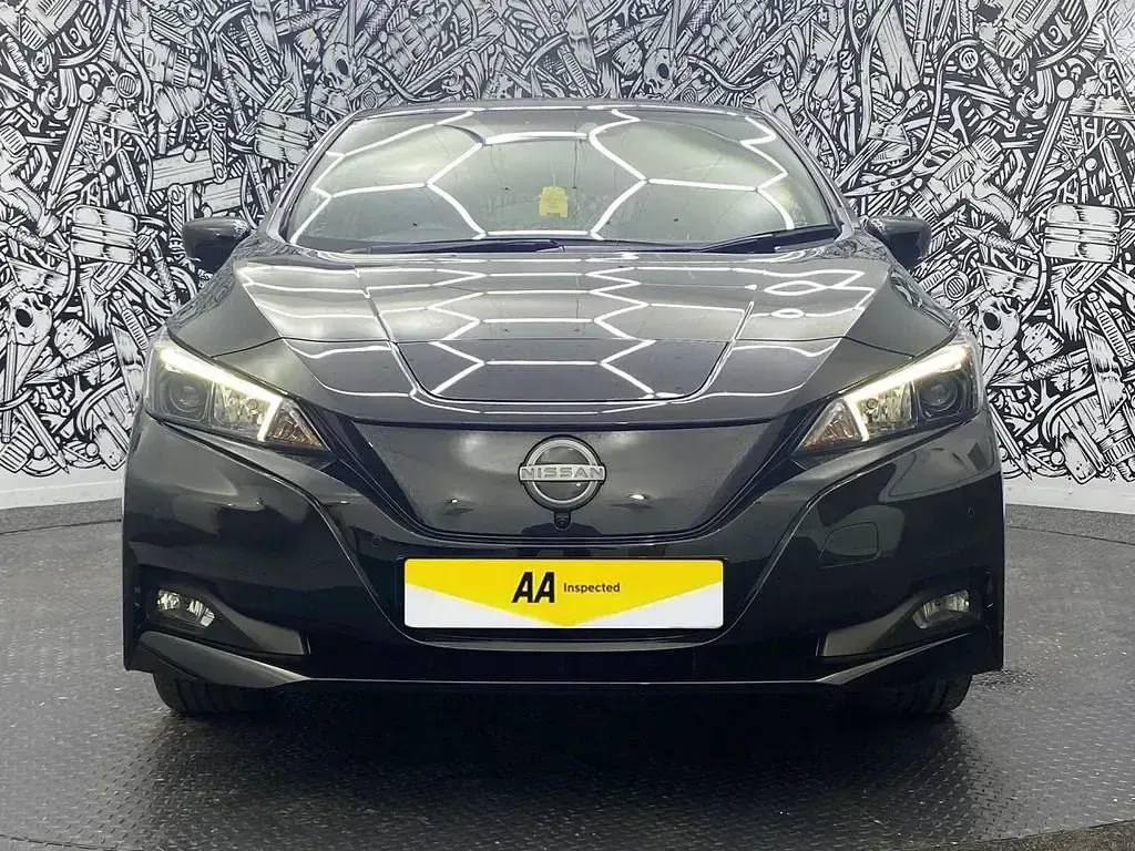Begagnad Nissan Leaf N-Connecta 110 kW (150 HK) 2023 Svart Halvkombi