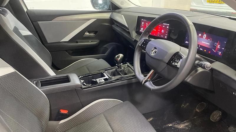 Used Vauxhall Astra Design Edition 110 HP (80 kW) 2023 White Hatchback