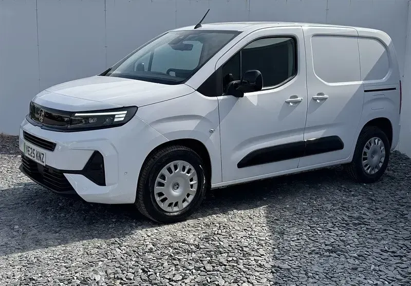 Second-hand Vauxhall Combo 100 kW (136 CP) 2025 Alb Monovolum