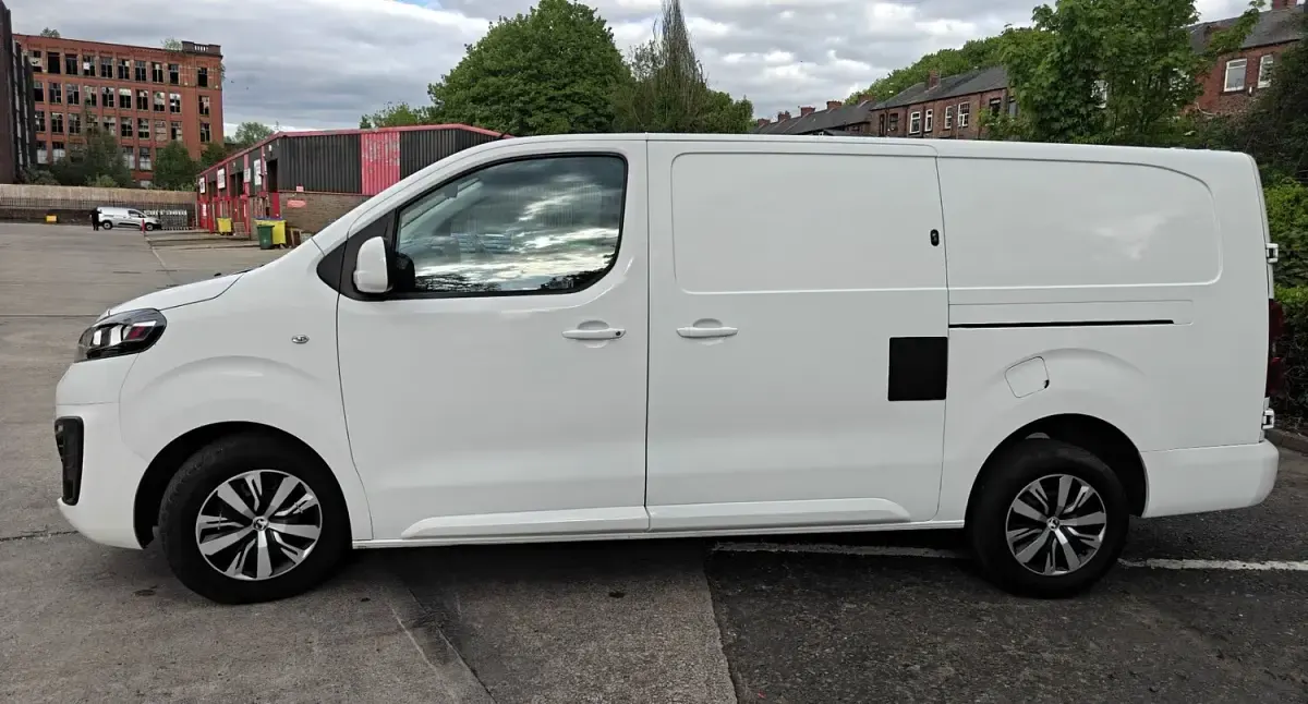 Używany Vauxhall Vivaro Sportive 120 KM (88 kW) 2020 Biały Minivan