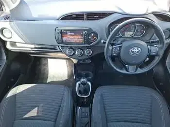 Used Toyota Yaris Design 99 HP (72 kW) 2016 White Hatchback