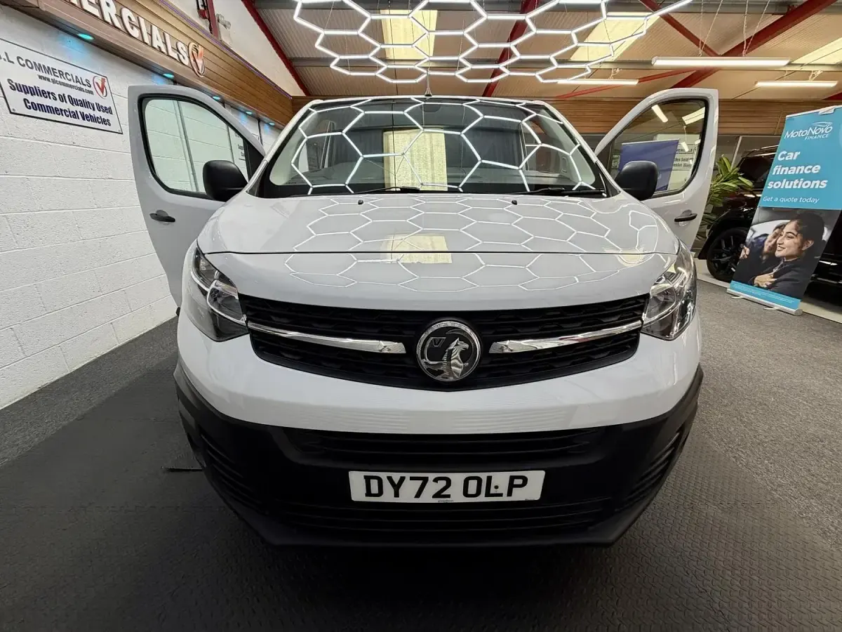 Used Vauxhall Vivaro S 100 HP (73 kW) 2022 White MPV