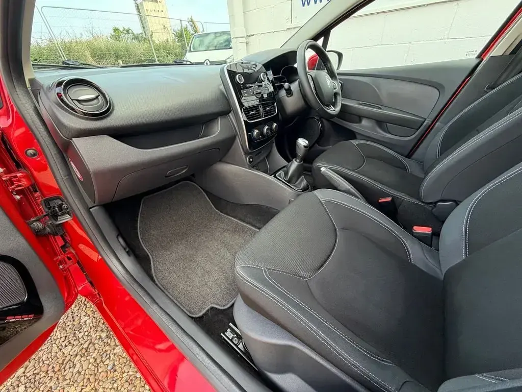 Used Renault Clio Play 75 HP (55 kW) 2018 Red Hatchback