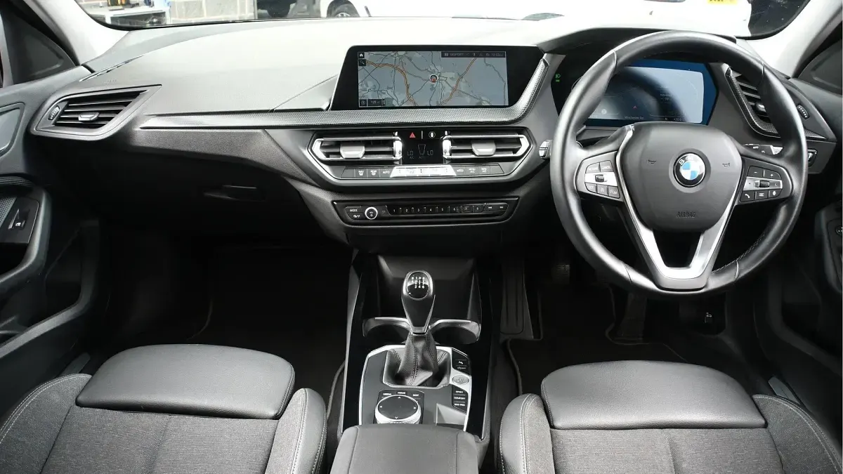 Used BMW 118 Sport Line 134 HP (98 kW) 2022 White Hatchback