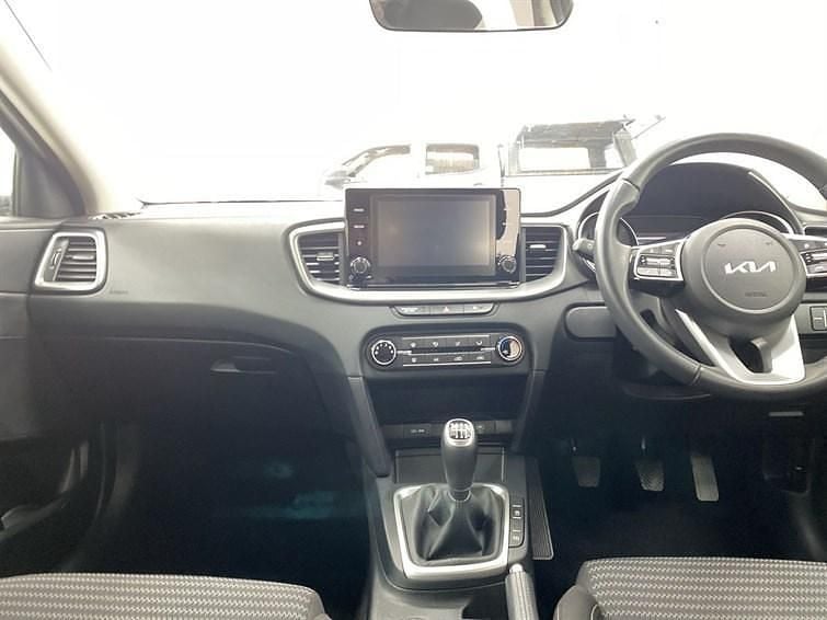 Używany Kia Ceed 2023 Srebrny Hatchback