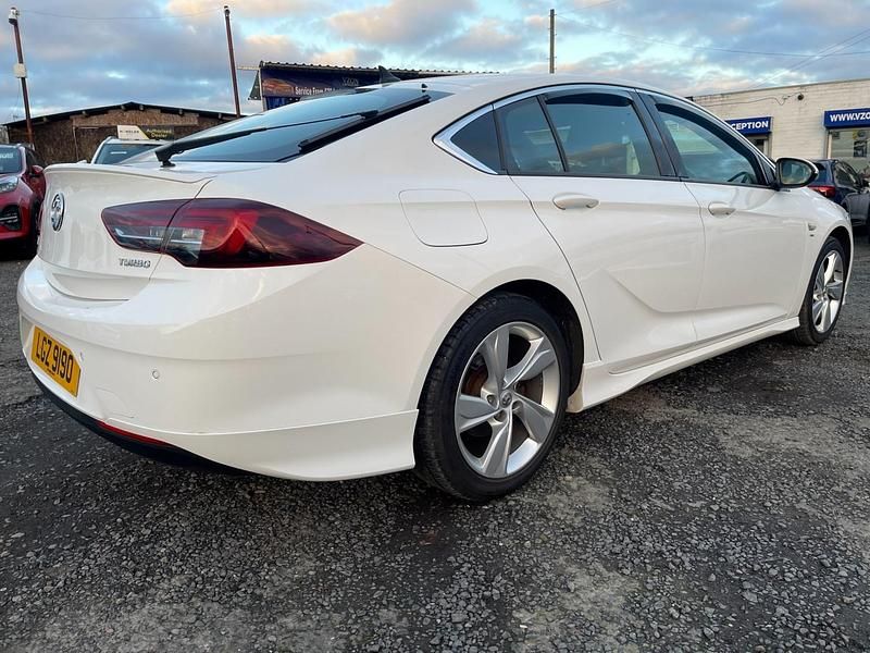 Used Vauxhall Insignia SRi 165 HP (121 kW) 2018 White Hatchback