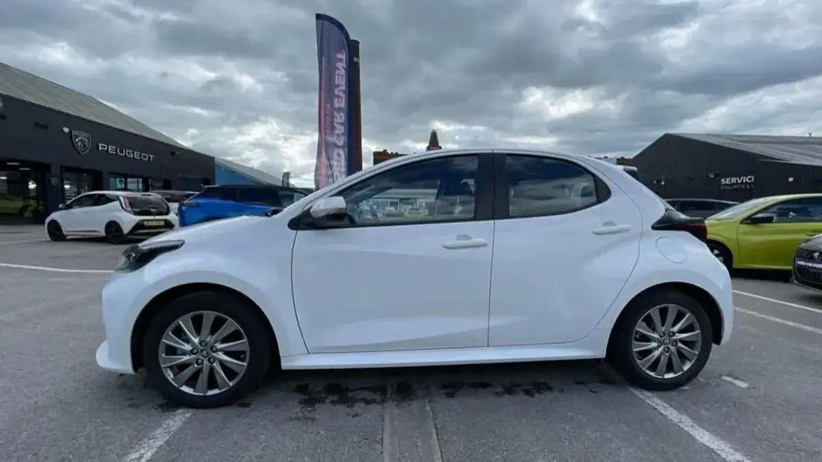 Used Toyota Yaris 114 HP (83 kW) 2023 White Hatchback