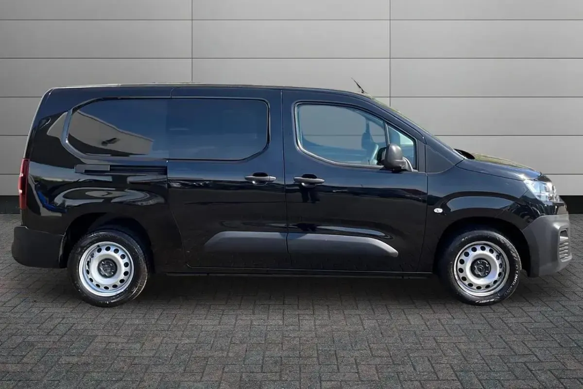 Used Citroën Berlingo 99 HP (72 kW) 2023 Black MPV
