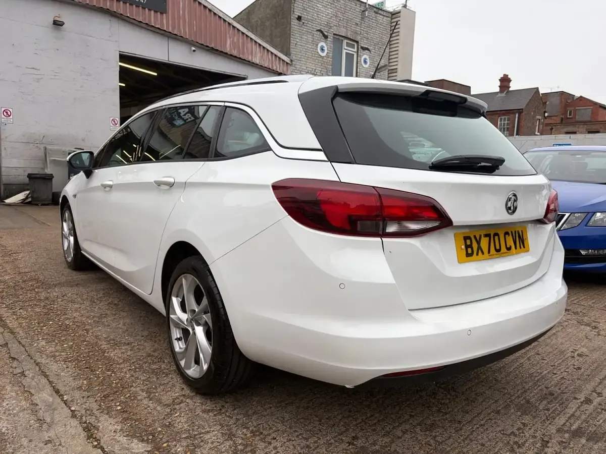 Used Vauxhall Astra SRi 145 HP (106 kW) 2020 White Estate