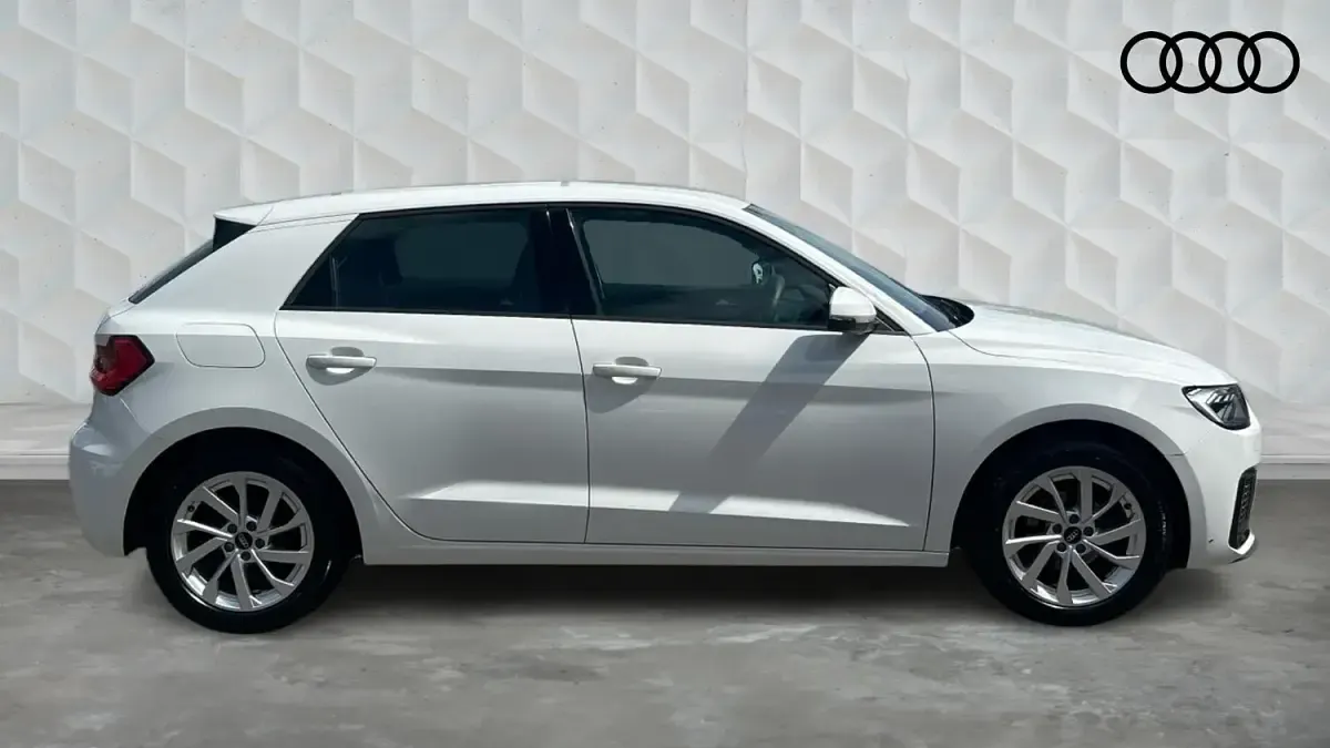 Used Audi A1 Sportback Sport 95 HP (69 kW) 2023 White Hatchback