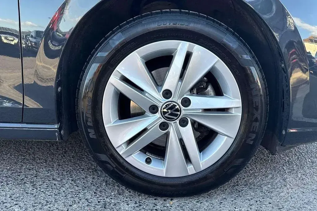 Usado VW Golf VIII Life 130 CV (95 kW) 2024 Gris Utilitario