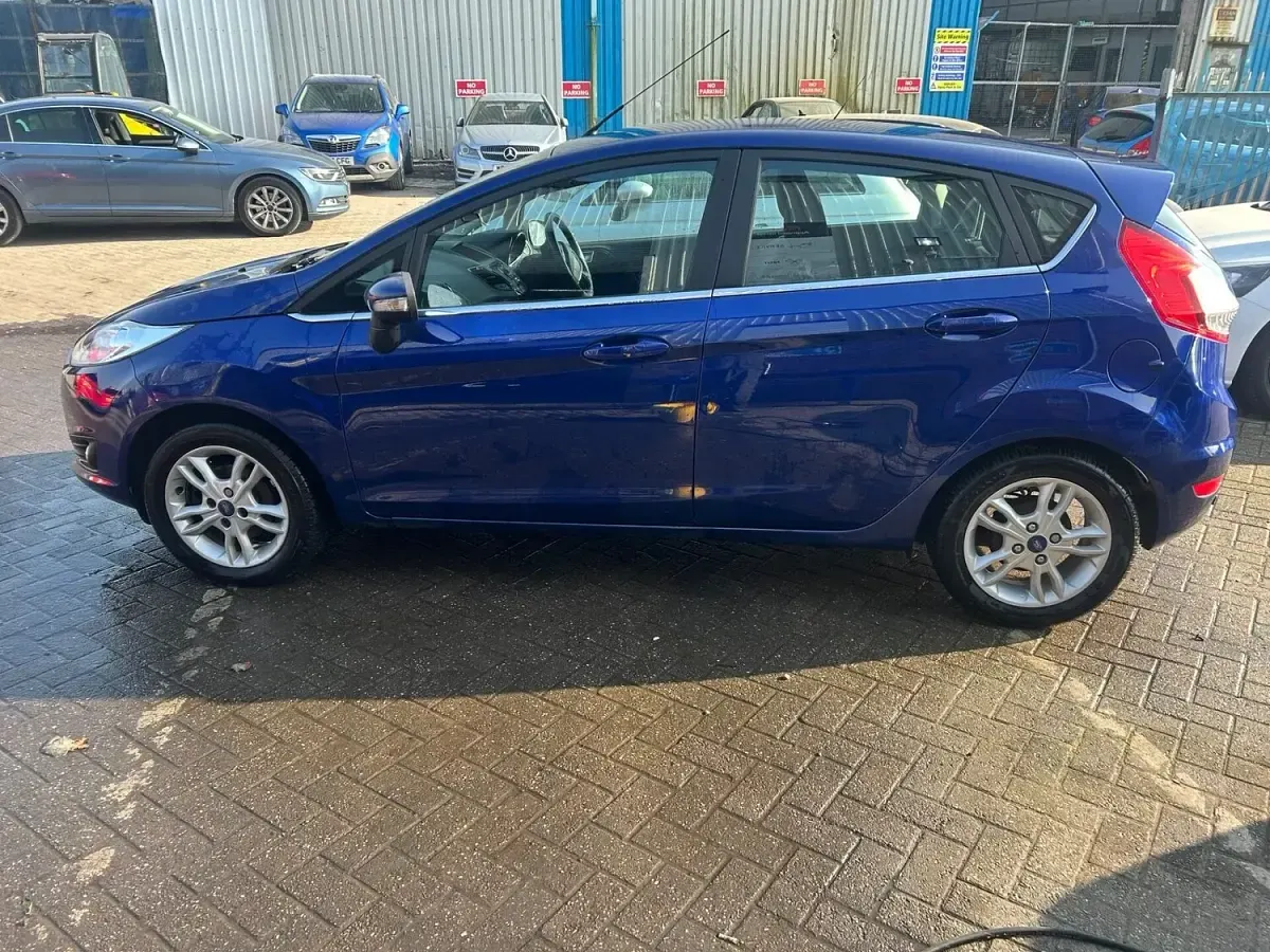 Używany Ford Fiesta Zetec 120 KM (88 kW) 2014 Niebieski Hatchback