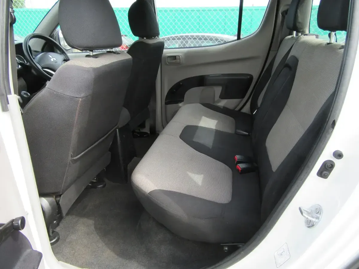 Used Mitsubishi L200 2011 White Pickup