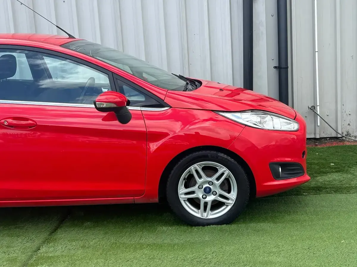 Used Ford Fiesta Zetec 82 HP (60 kW) 2013 Red Hatchback