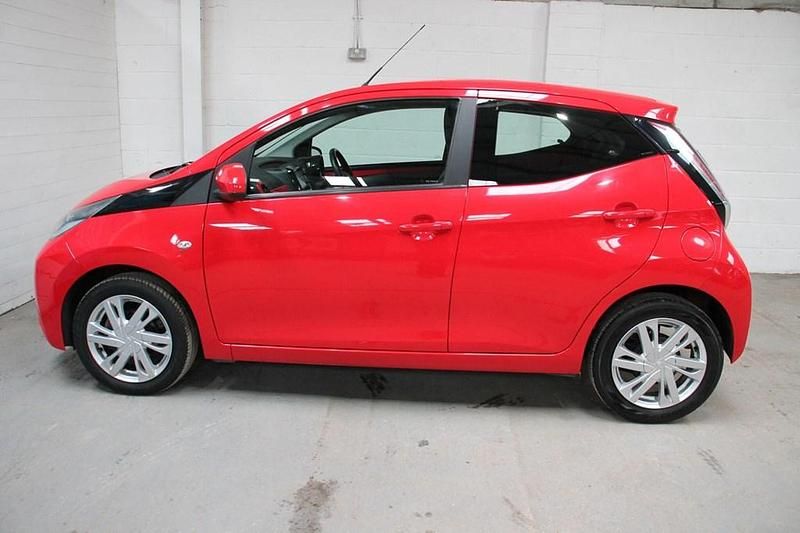 Used Toyota Aygo x-press 69 HP (50 kW) 2015 Red Hatchback