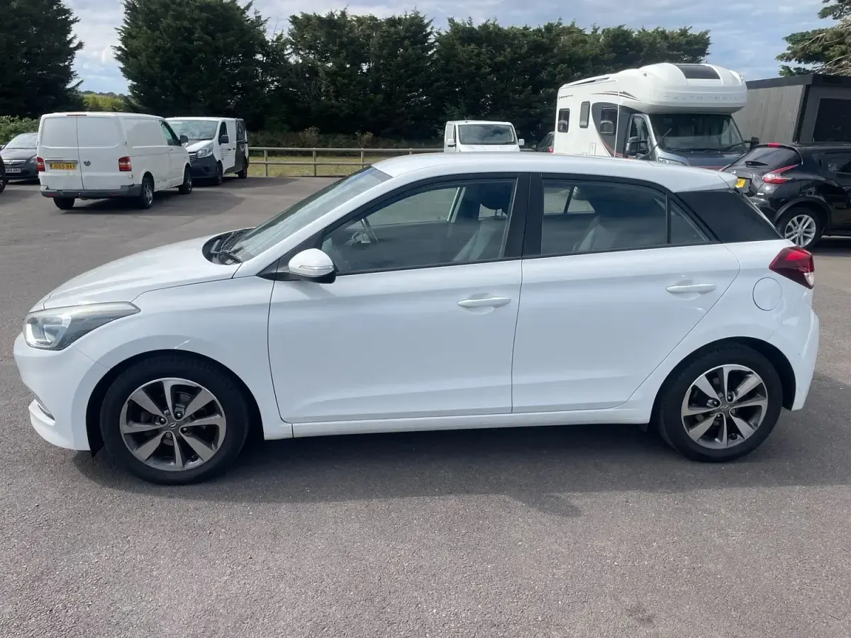 Used Hyundai i20 SE 82 HP (60 kW) 2015 White Hatchback