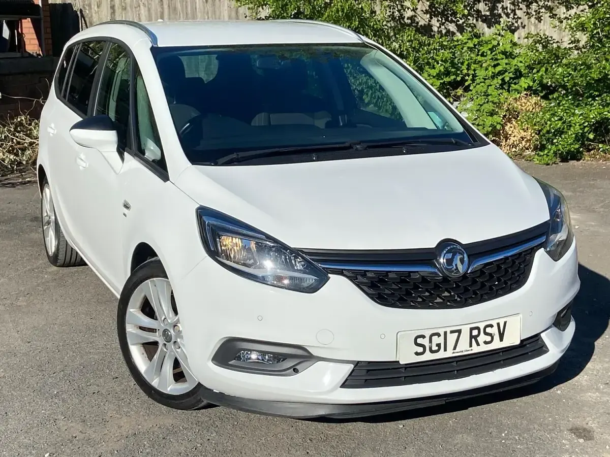 Used Vauxhall Zafira Tourer SRi 170 HP (125 kW) 2017 White MPV