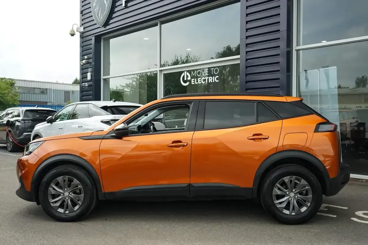 Used Peugeot 2008 Active+ 100 HP (73 kW) 2022 Orange SUV