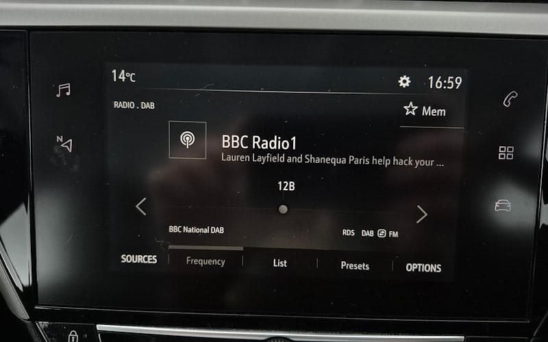 Used Vauxhall Corsa Design Edition 75 HP (55 kW) 2022 White Hatchback