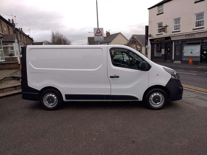 Used Vauxhall Vivaro 90 HP (66 kW) 2014 White MPV