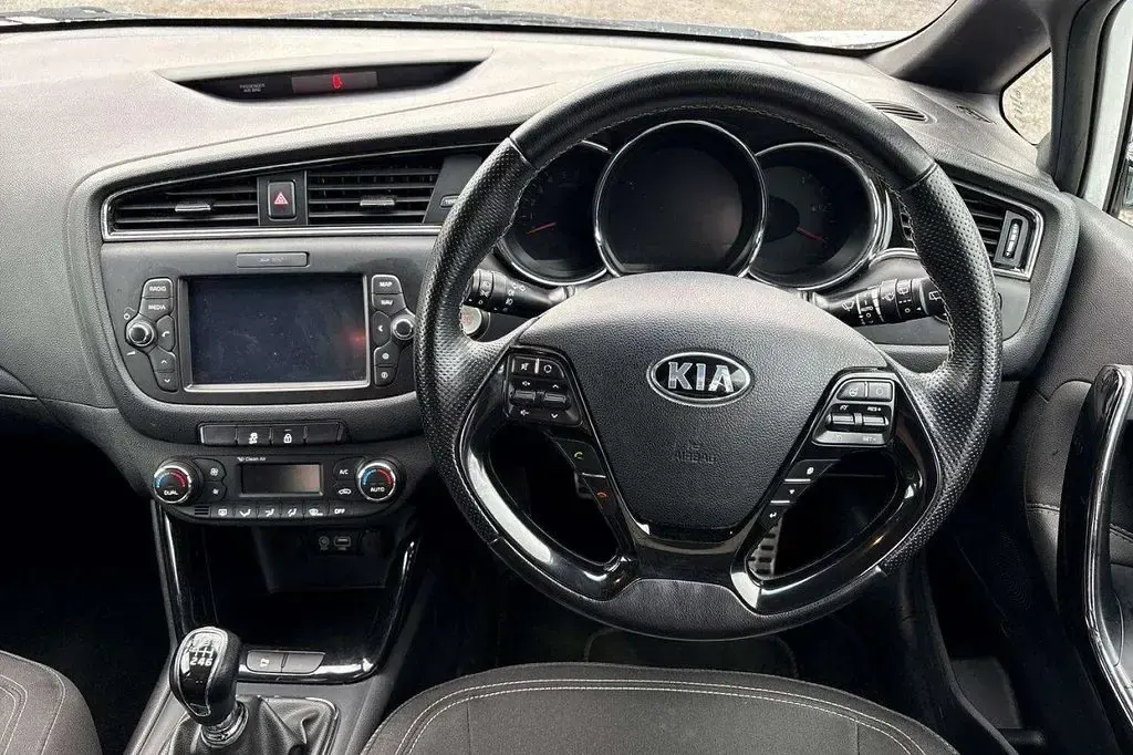 Used Kia Ceed GT-Line 136 HP (100 kW) 2016 White Hatchback