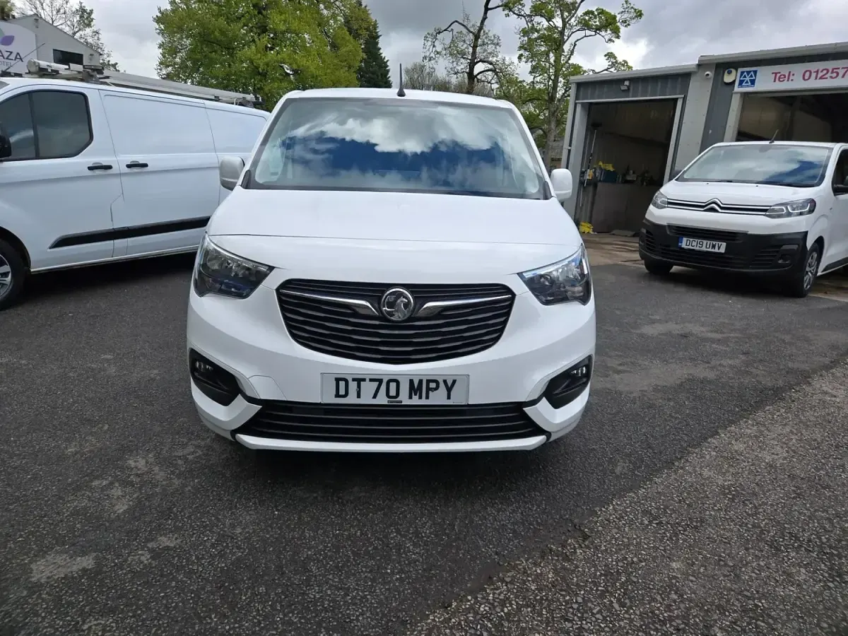 Used Vauxhall Combo Sportive 100 HP (73 kW) 2021 White MPV