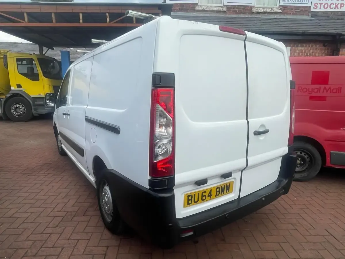 Begagnad Citroën Dispatch 125 HK (91 kW) 2014 Vit Minibuss