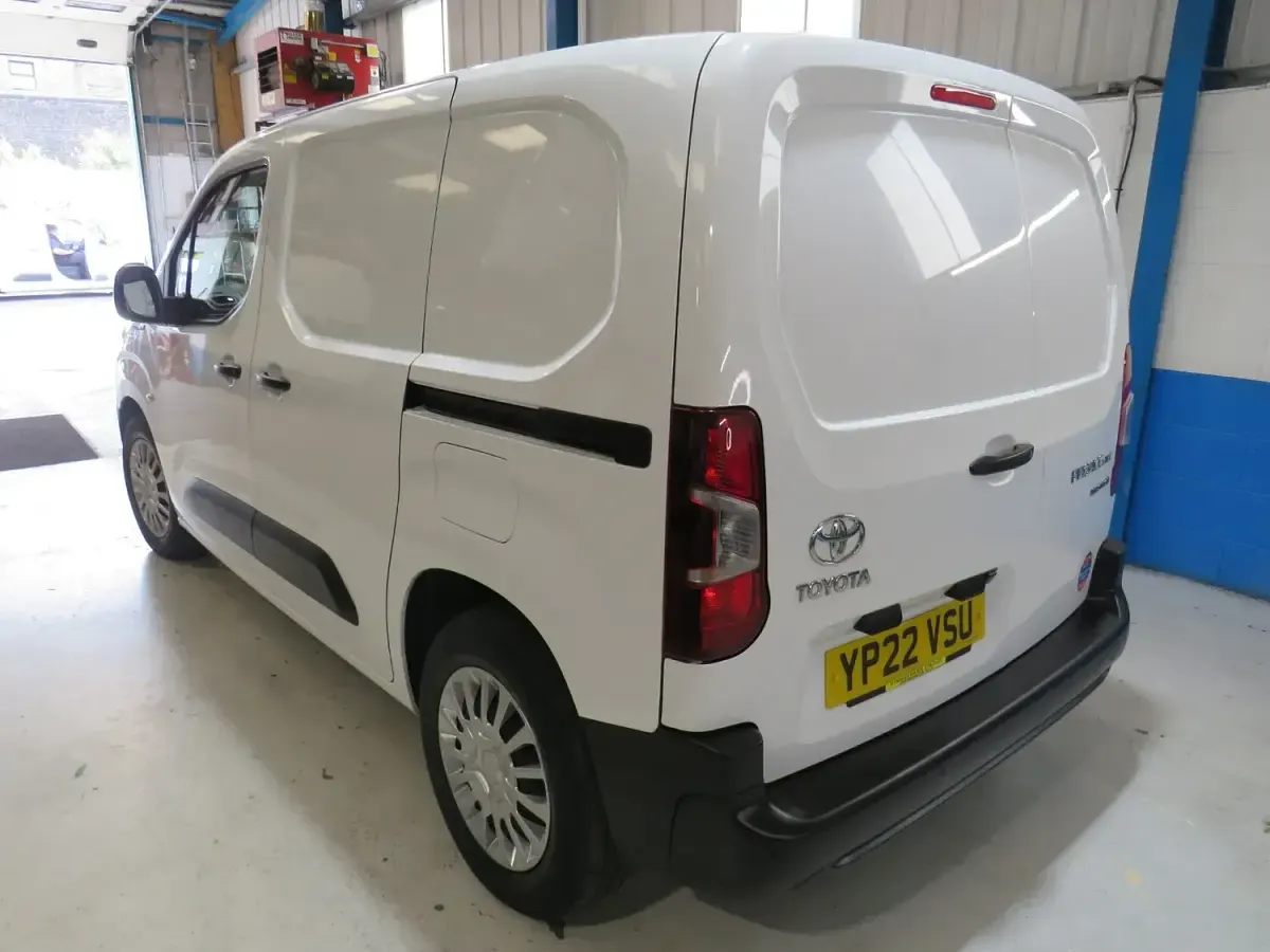 Used Toyota Proace 98 kW (134 HP) 2022 White MPV