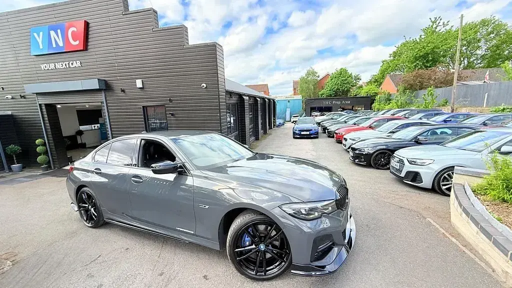 Begagnad BMW 330e M Sport 288 HK (211 kW) 2022 Grå Sedan