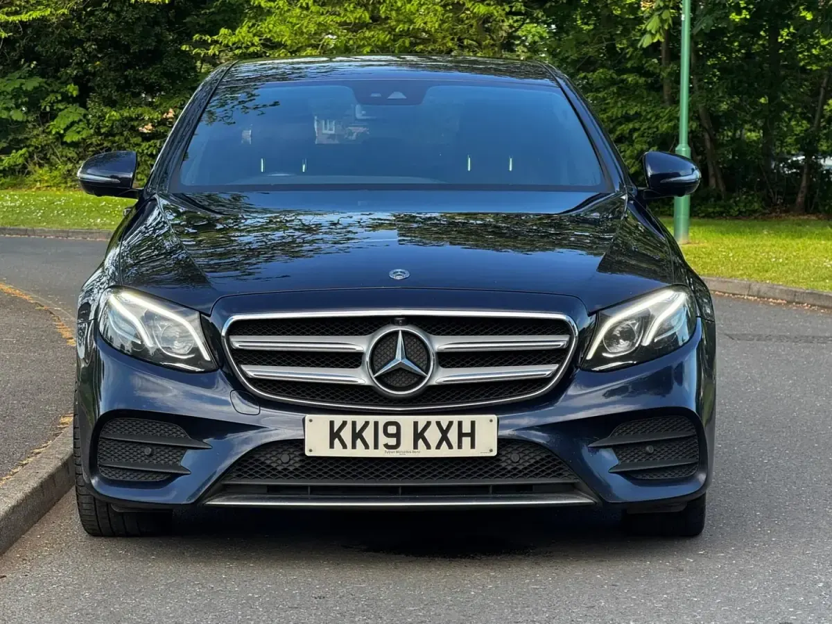 Begagnad Mercedes E220 AMG line 194 HK (142 kW) 2019 Blå Sedan