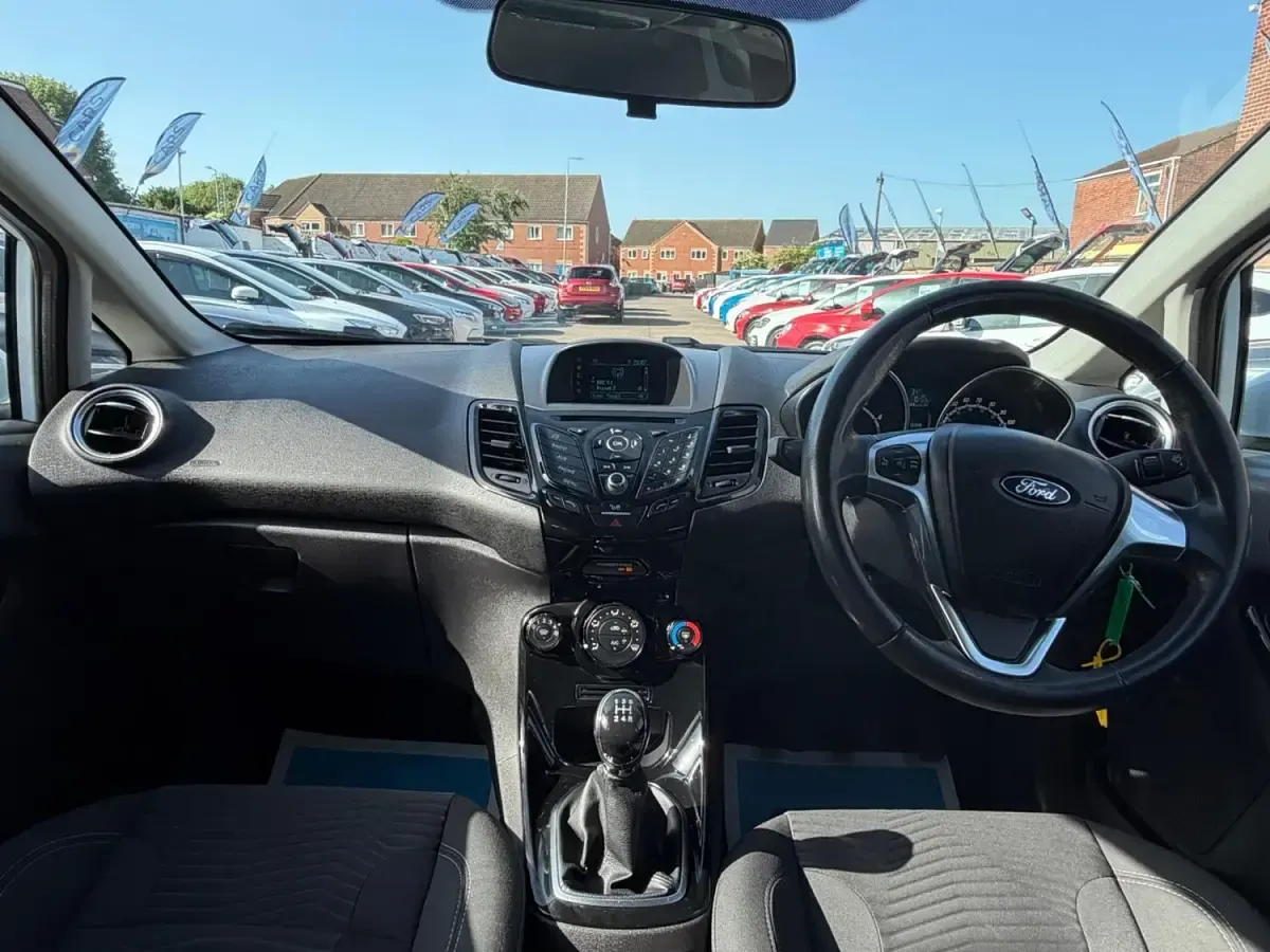 Used Ford Fiesta Zetec 82 HP (60 kW) 2015 White Hatchback