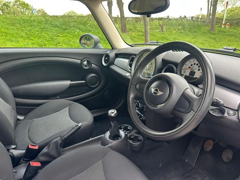 Begagnad Mini ONE Hatch 2013 Röd Halvkombi