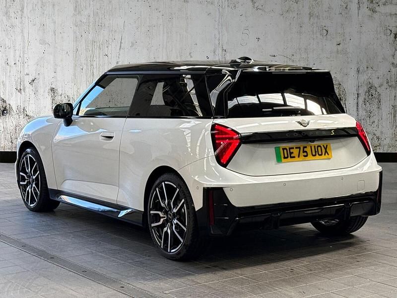Used Mini Cooper SE Hatch 158 kW (215 HP) 2025 White Hatchback