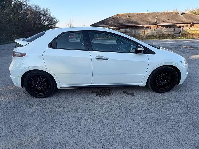 Begagnad Honda Civic 138 HK (101 kW) 2011 Vit Halvkombi