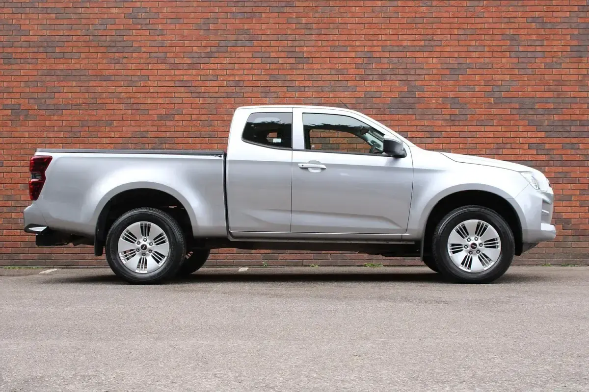 Used Isuzu D-Max 163 HP (119 kW) 2022 Silver Pickup